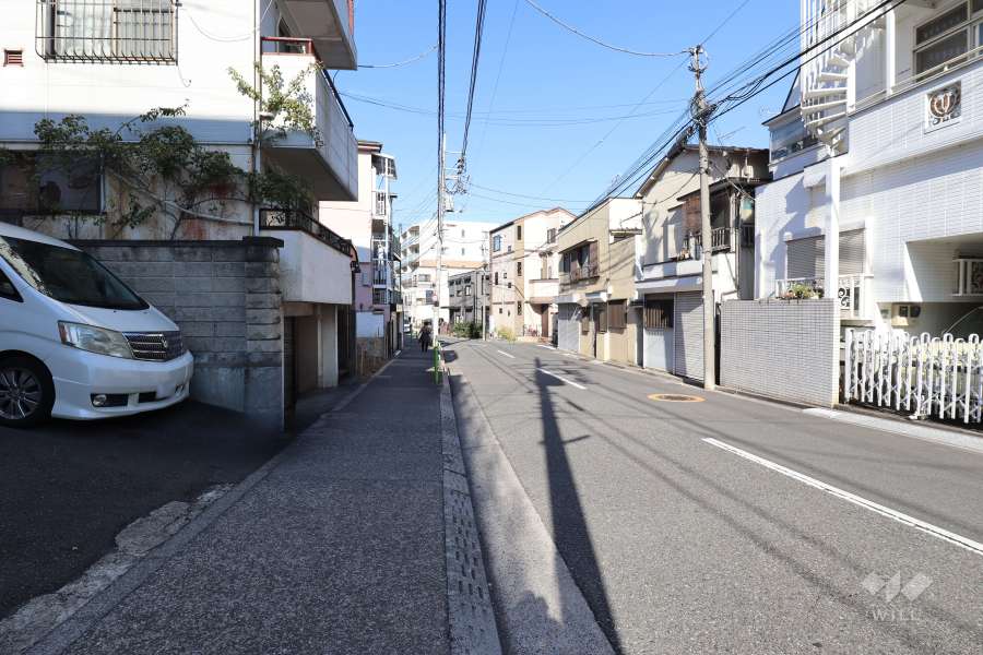 敷地西側の前面道路（南側から）