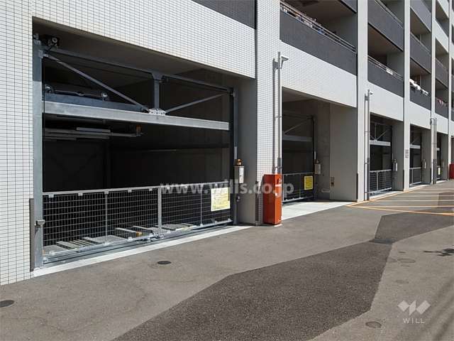 建物1階部分にある機械式の敷地内駐車場