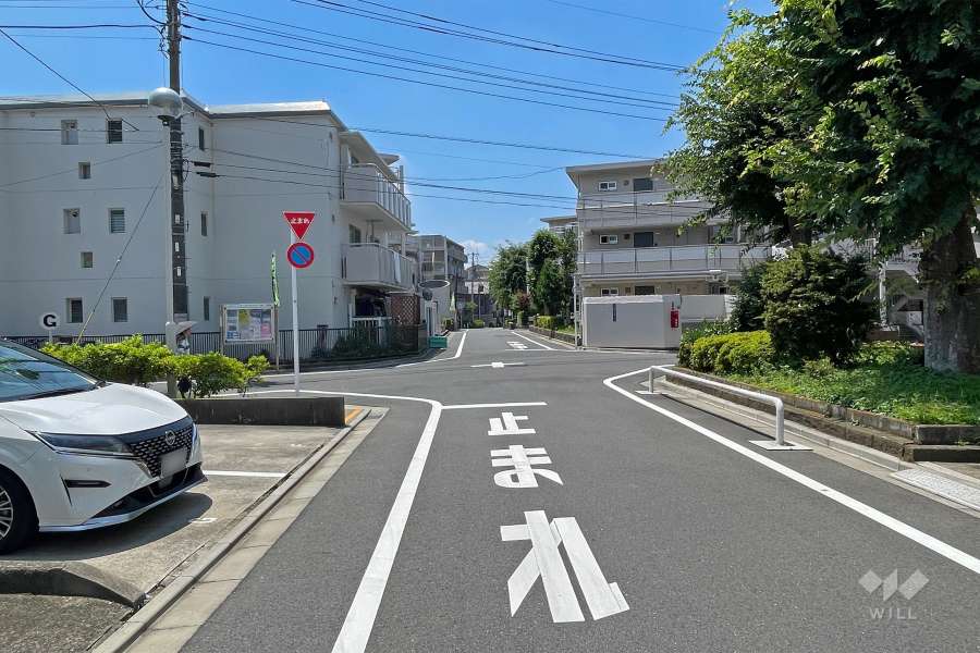 敷地の西側前面道路（北側から）