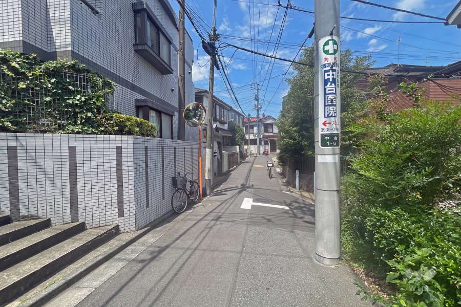 敷地の北側前面道路（東側から）