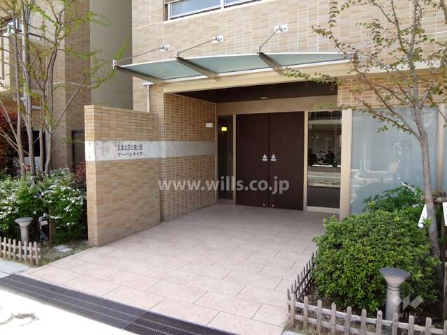 磨りガラスの庇がおしゃれなエントランス