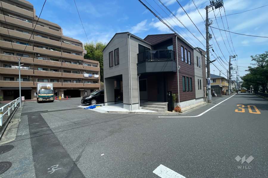 敷地南東側の前面道路（南西側から）