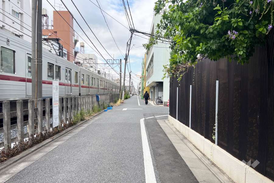 敷地南側の前面道路