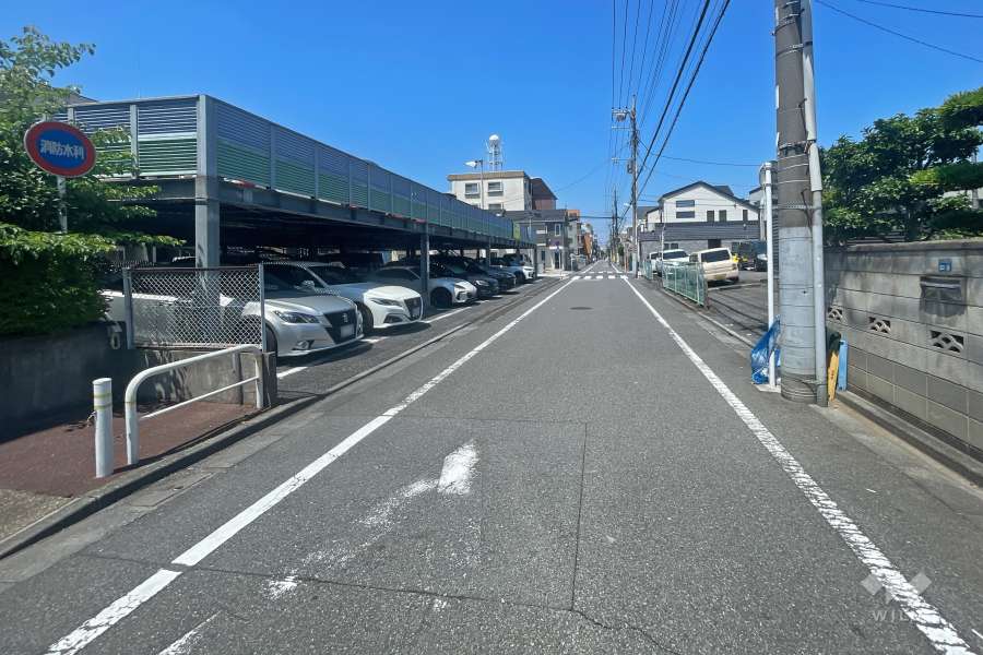 敷地北側の前面道路（東側から）