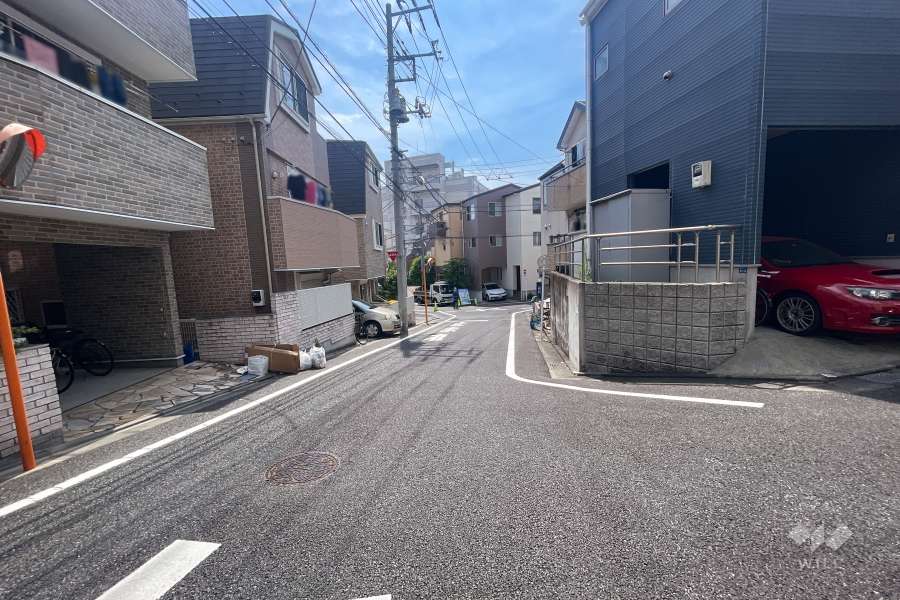 敷地南西側の前面道路（北西側から）
