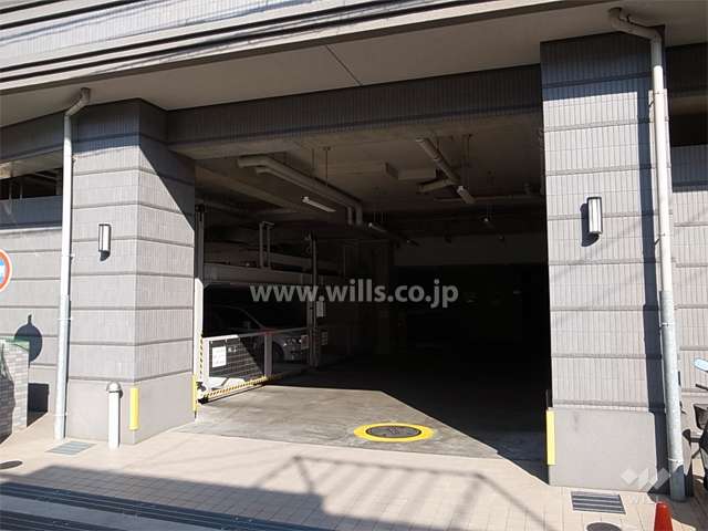建物1階部分にある敷地内駐車場（機械式）