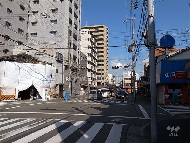 敷地東側はバス通りに面しています。