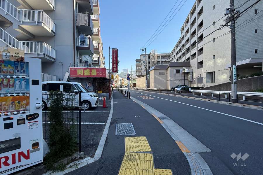 敷地南側の前面道路（西側から）