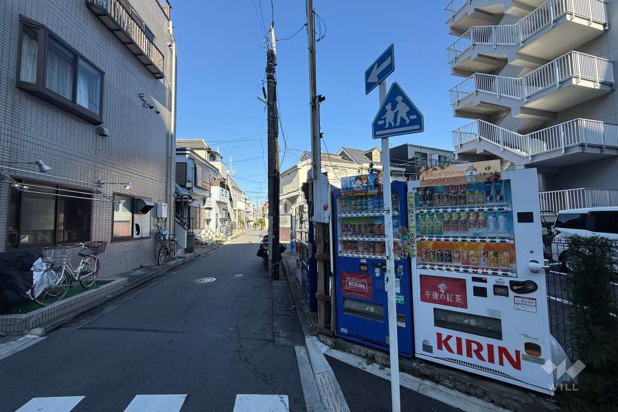敷地西側の前面道路（南側から）