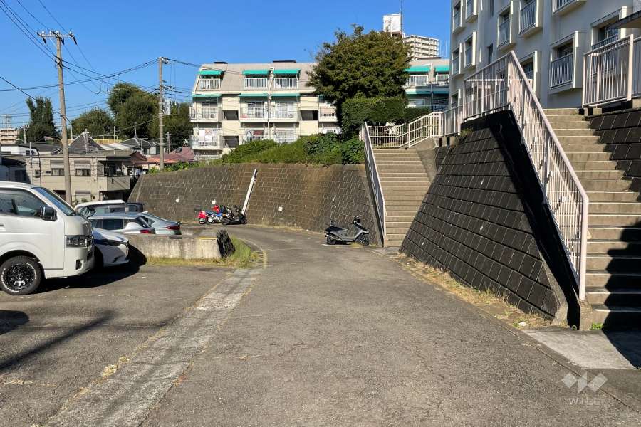 敷地西側の前面道路