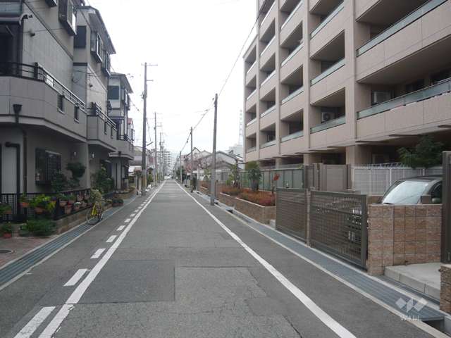 敷地の南側の前面道路。周辺は区画の整った住宅地です。
