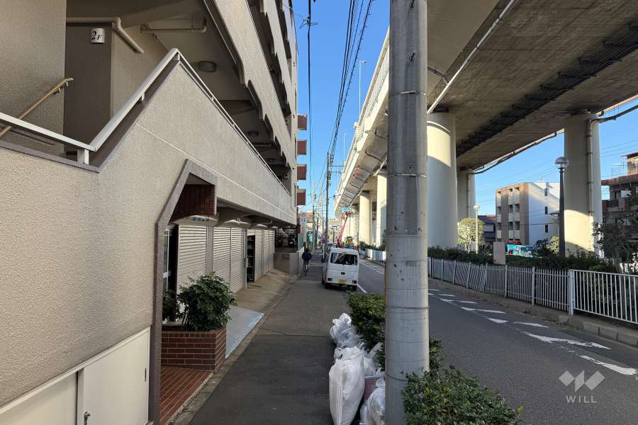 敷地の北側前面道路（東側から）