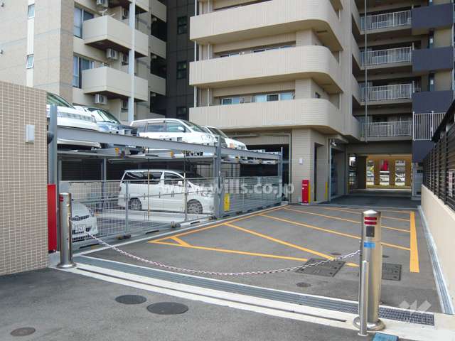 敷地内駐車場（出入り口はロボットゲート付きです）