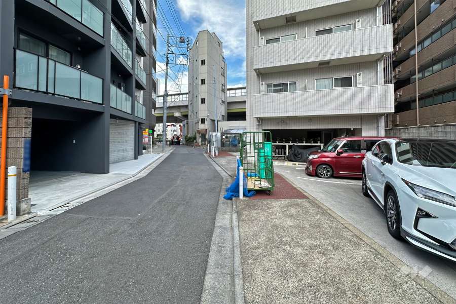 敷地北西側の前面道路（南西側から）