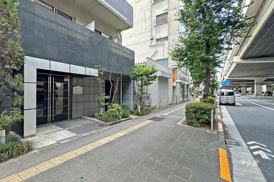 敷地東側は国道17号（中山道）・首都高速5号池袋線に面しています。