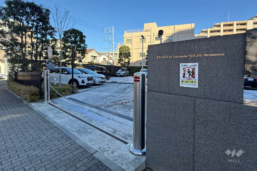 駐車場の出入り口（ロボットゲート付き）　