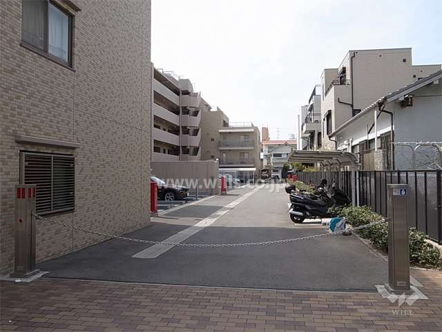 敷地内駐車場とバイク置き場（ロボットゲート付き）