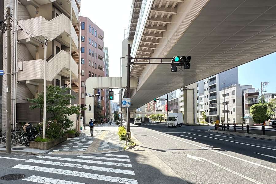 敷地の北側前面道路（東側から）