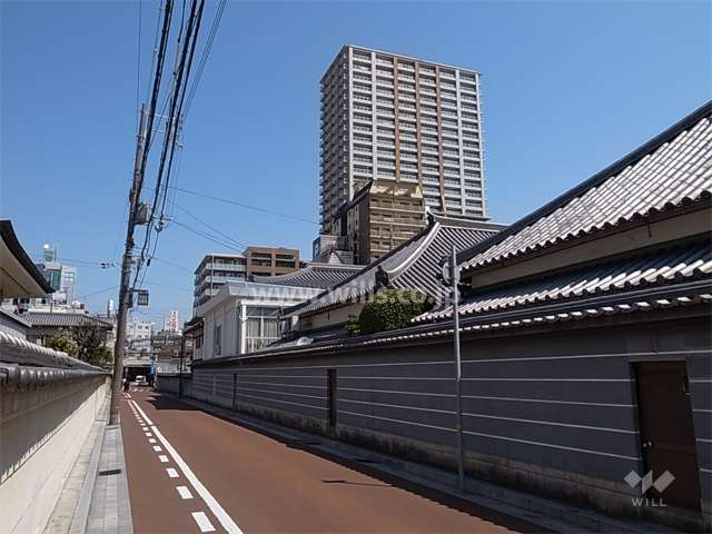 敷地南側には、11のお寺が集まる寺町が広がっています。