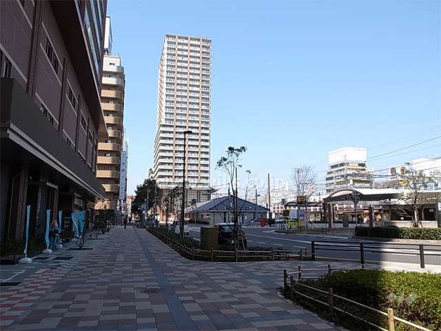阪神「尼崎」駅の南側の駅前ローターリーから見た『さきタワー・サンクタス尼崎駅前』