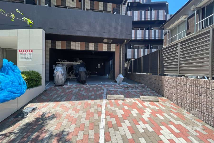 敷地内駐車場（屋外平面式）とバイク置き場　