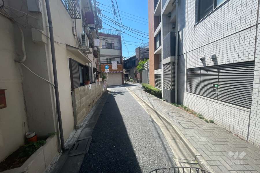 敷地北東側の前面道路（北西側から）