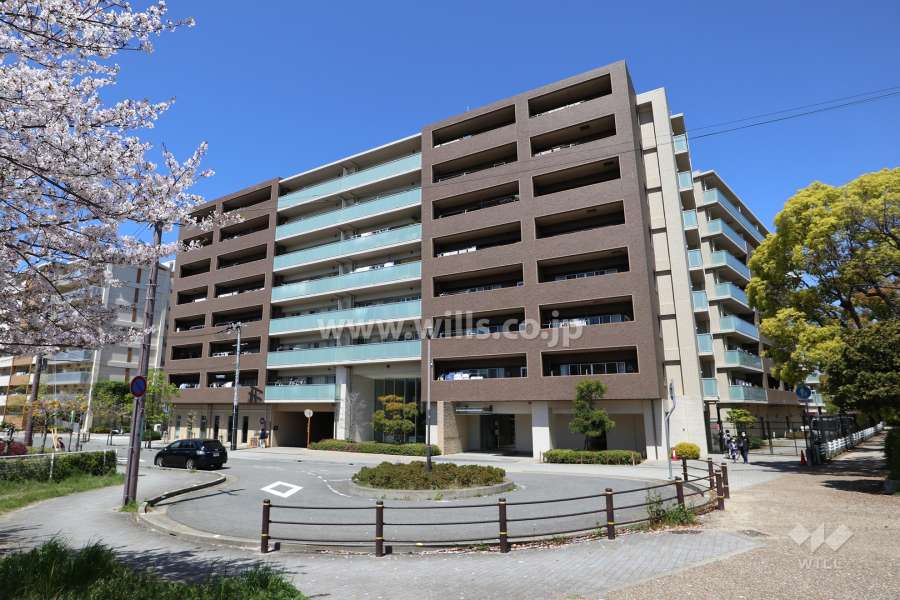 ザ・ガーデネスクシティ-アクア館の外観(南東側から)　桜とともに
