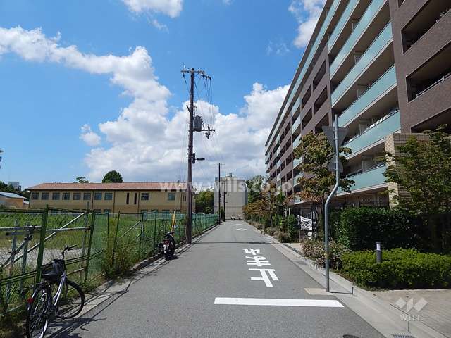 敷地南側の前面道路