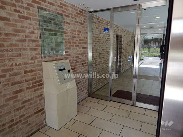 エントランスはオートロック付きです。