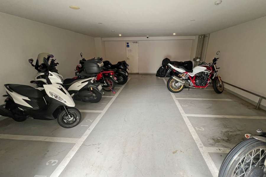 屋内に設けられたバイク置場
