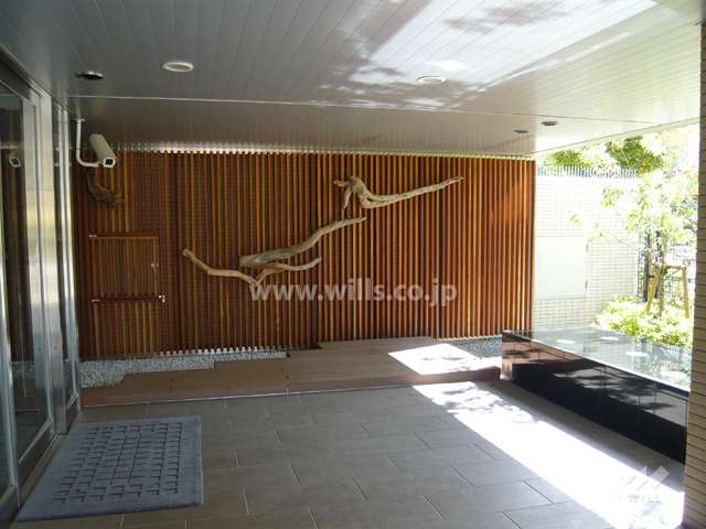 エントランス前には木のオブジェと水盤があり、おしゃれです。