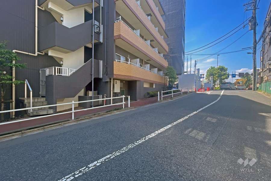 敷地の東側前面道路（南側から）