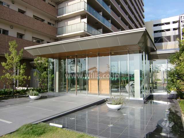 ガラス張りの西側エントランス（ラウンジ付き）