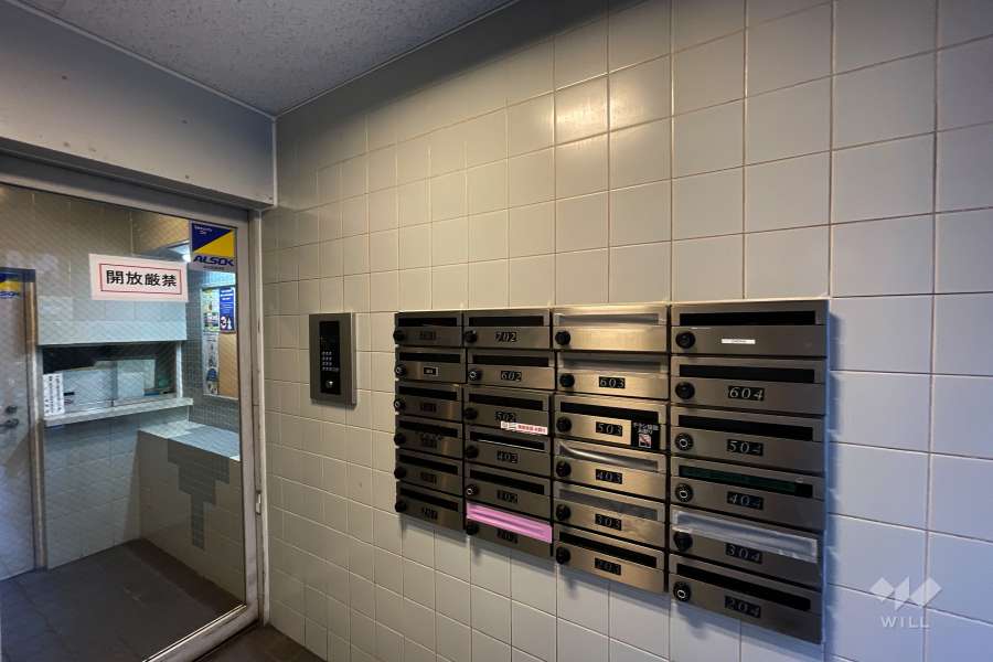 エントランスはオートロック付きです。