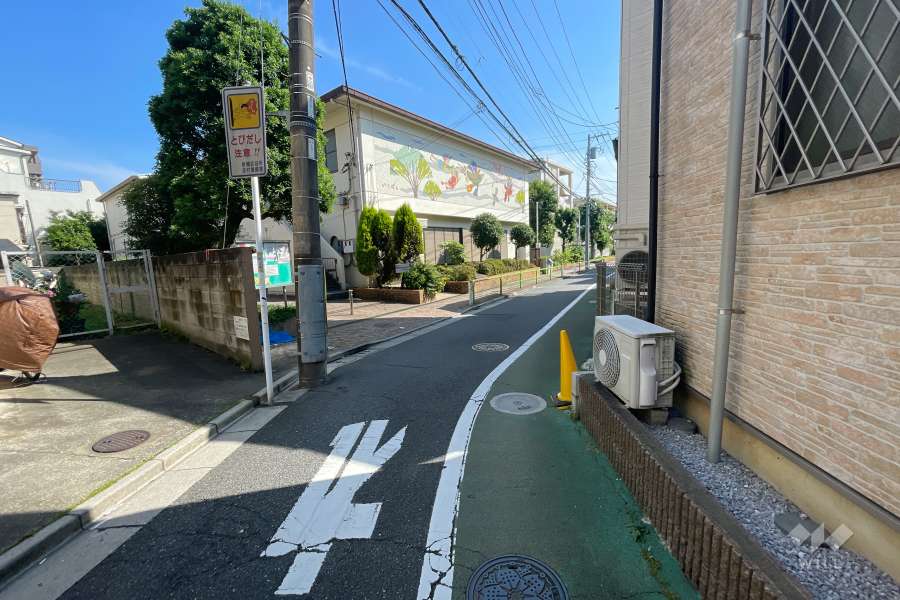 敷地北西側の前面道路（北東側から）