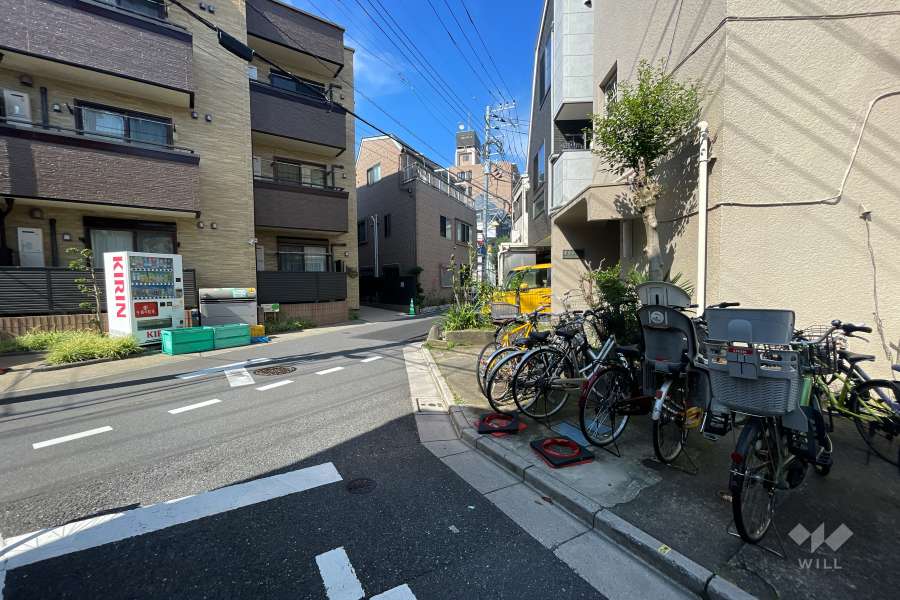 敷地北西側の前面道路（南西側から）