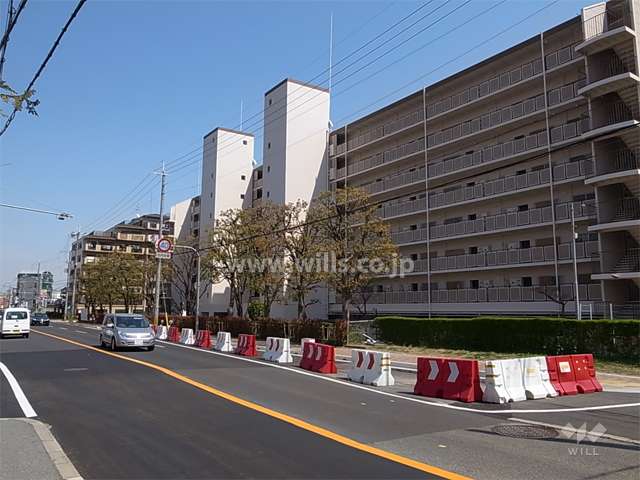 敷地の北側はバス通りに面しています。