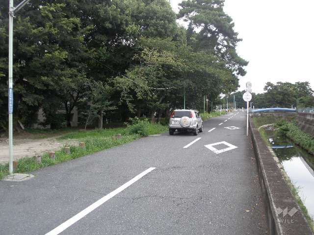 敷地の東側道路（東側に天竺川が流れています）
