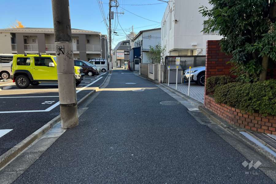 敷地北側の前面道路（西側から）