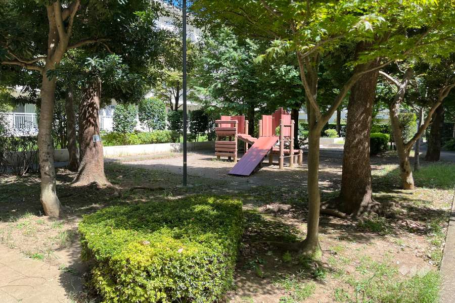 隣接する児童公園