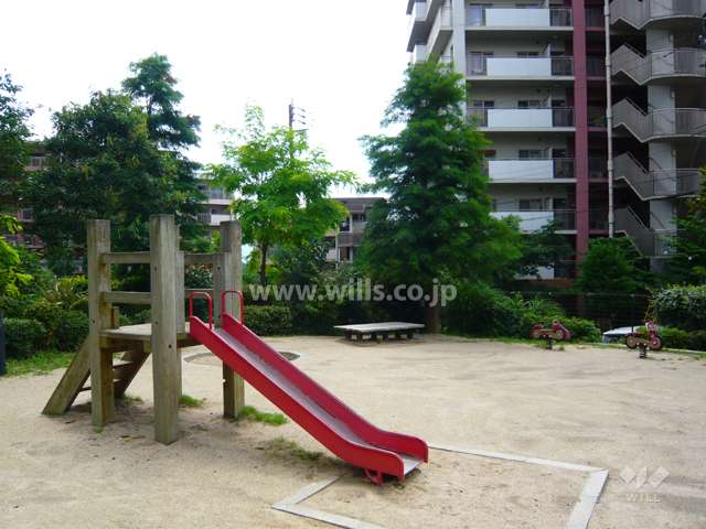 敷地内に公園があり、遊具も設置されています。