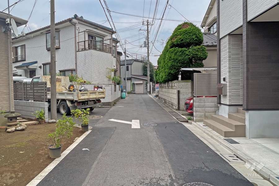 敷地の東側前面道路（北側から）