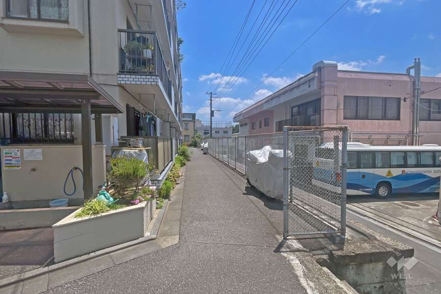 敷地の南側前面道路（西側から）