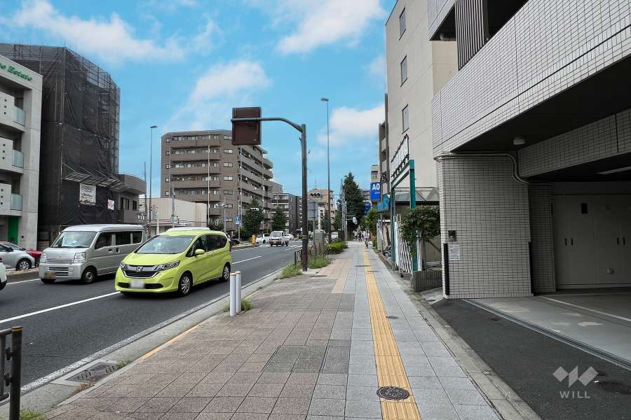 敷地の北東側前面道路（北西側から）