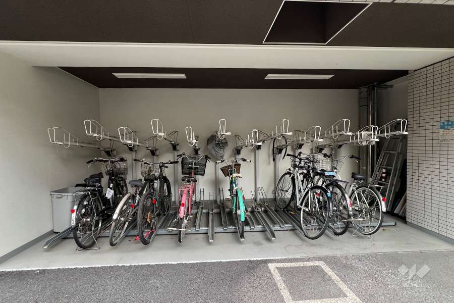屋内に設けられた駐輪場