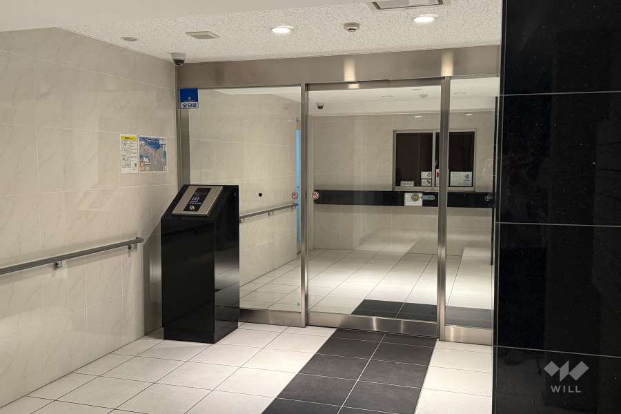 エントランスはオートロック付きです。