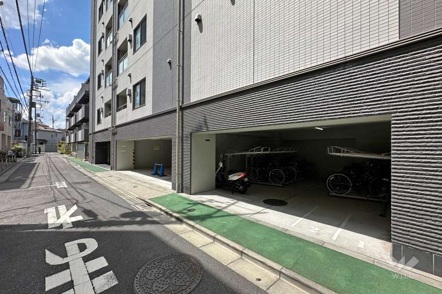 敷地の南側前面道路（東側から）