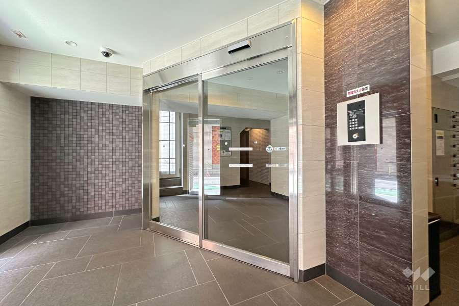 エントランスはオートロック付きです。