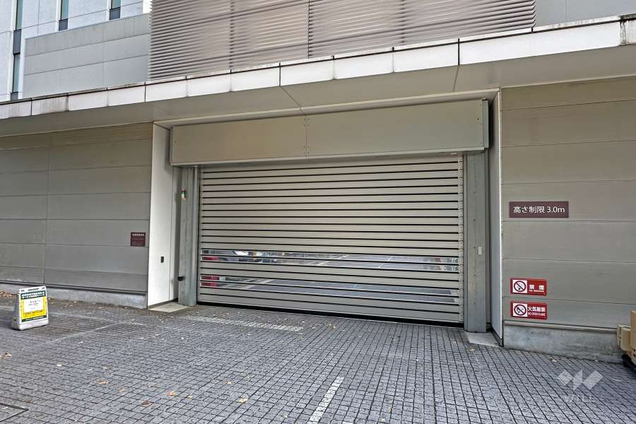駐車場の出入り口（ゲート付き）