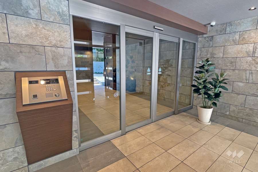 エントランスはオートロック付きです。